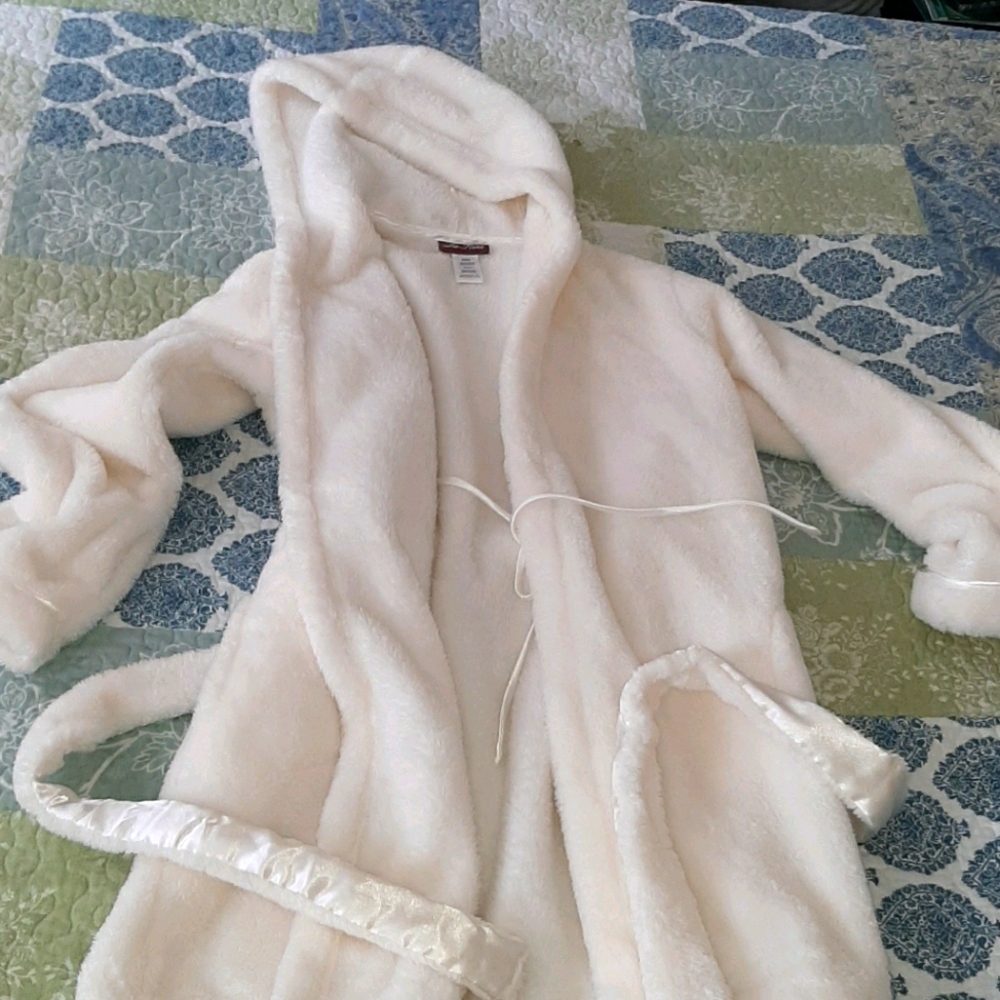 Ultimate soft bathrobe w/hood. LaFiore